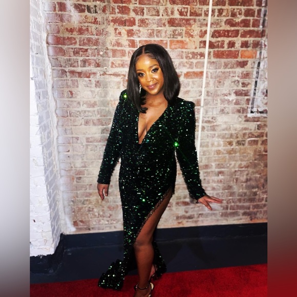 Beautiful formal emerald green sequin dress. - Picture 3 of 3